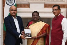এবার পড়াও যাবে ‘মন কি বাত’! রাষ্ট্রপতি দ্রৌপদি মুর্মুর হাতে তুলে দেওয়া হল বই