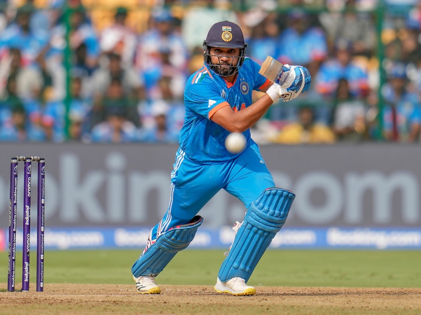 টানা ১০ ম্যাচ জিতে বিশ্বকাপের ফাইনালে ওঠে ভারত। অস্ট্রেলিয়ার বিরুদ্ধে বিশ্বকাপ ফাইনাল হারের পর মাঠেই রোহিত শর্মা হতাশায় ভেঙে পড়েন রোহিত শর্মা। 