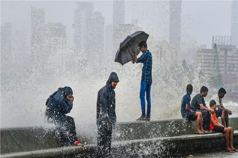 এ ছাড়াও এই নিম্নচাপের প্রভাবে অন্ধ্রপ্রদেশ, তামিলনাড়ু, পুদুচেরিতে ১৪ থেকে ১৬ নভেম্বর পর্যন্ত বৃষ্টি হবে৷ এ ছাড়াও ভাইফোঁটার পর থেকে রাজ্যেও বদলাবে আবহাওয়া৷ রাজ্যের বিভিন্ন অংশে তারপর থেকে নিম্নচাপের ফলে বৃষ্টির সম্ভাবনা তৈরি হয়েছে৷ (প্রতীকী ছবি)