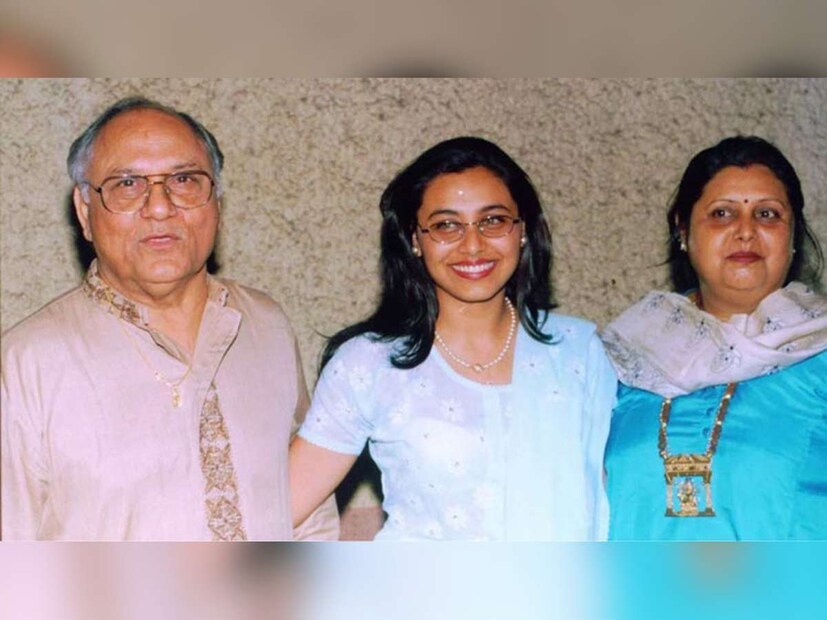 আর রানির এই বার্তাই তাঁর বাবা-মা, রাম মুখোপাধ্যায় এবং কৃষ্ণা মুখোপাধ্যায় যশের অফিসে দিতে গিয়েছিলেন। সেই সময়েই পরিচালক নিজের অফিসে তাঁদের আটকে রেখে দেন। যশের বক্তব্য ছিল, অভিনেত্রী রাজি হলে তবেই যশ তাঁদের মুক্তি দেবেন। 