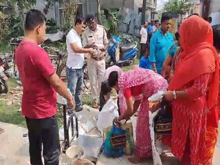 গ্রাহকদের কাছে সামগ্রী কিনে নিচ্ছেন রেশন ডিলারই! 