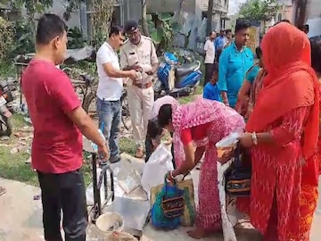 গ্রাহকদের কাছে সামগ্রী কিনে নিচ্ছেন রেশন ডিলারই! 
