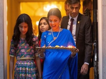 নিজের জন্মভূমিতে পরিবারের সঙ্গে আলোর উৎসবে মাতলেন ব্রিটেনের প্রধানমন্ত্রী; যোগ দিলেন আরতিতেও (Photo: Rishi Sunak/Instagram)