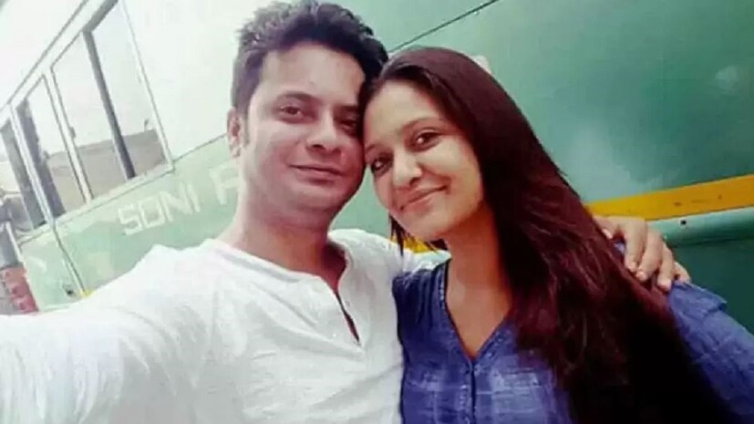 বিয়ের বেশ কয়েক বছর পর জীবনে ঝড় আসে এই জুটির। ২০১৮ সালে বিবাহ বিচ্ছেদের মামলা করেন এই জুটি। ততদিনে তাঁদের ছেলে সবুজ এসে গিয়েছে এই জুটির জীবনে। তবে এ বছরের এপ্রিল থেকে শোনা যায় যে বিবাহ বিচ্ছেদ মামলা তুলে নিচ্ছেন তাঁরা! photo source collected