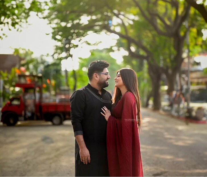 ছবিতে সন্দীপ্তাকে দেখা গিয়েছে মেরুন রঙা শাড়িতে, সঙ্গে স্লিভলেস ব্লাউজ। সৌম্য পরেছেন কালো পাঞ্জাবি।