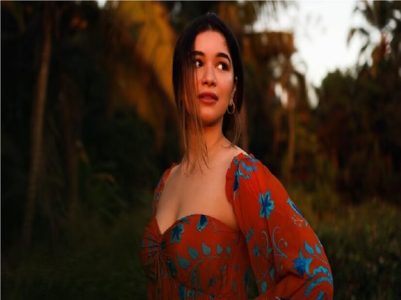 ইদানিং নেটদুনিয়ায় সকলকে আতঙ্কে রেখেছে ডিপফেক ছবি৷ এই প্রযুক্তি ব্যবহার করে যে কোনও কারোর ছবিকে প্রয়োজনমতো বিকৃত করে দেওয়া এখন বাঁ হাতের খেলা৷ সাধারণ নেটিজেনরা যেমন এর শিকার হচ্ছেন, ঠিক তেমনিই তারকা, তারকা পরিবারের সদস্যরাও এর থাবা থেকে নিজেদের বাঁচাতে পারছেন না৷ এবার এই নিয়ে ক্ষোভে ফেটে পড়লেন  সচিন তেন্ডুলকরের মেয়ে সারা তেন্ডুলকর৷  সম্প্রতি ডিপফেকের শিকার হয়েছেন।