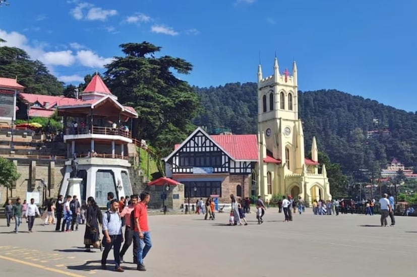 কোথাও কোথাও উঁচু-উঁচু বাড়ি তোলা হয়েছে, যা এই হিমালয়ের মাটিকে করে দিয়েছে অত্যন্ত দুর্বল৷ এর ফলে পাহাড়ের মাটির বেঁধে থাকার শক্তি ক্রমে কমে আসছে৷ বছরের পর বছর ধরে লাগামছাড়া এই নির্মাণকাজের কারণে নড়বড় করতে শুরু করেছে পাহাড়৷ 