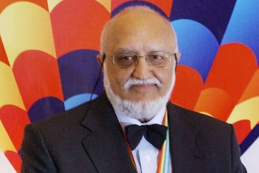 ২০১৫ সালে, বিজয়পত সিংহানিয়া তাঁর সমস্ত শেয়ার এবং কোম্পানি ছেলে গৌতম সিংহানিয়াকে হস্তান্তরিত করেছিলেন। বিজয়পত জানিয়েছেন যে, এটিই তাঁর জীবনের সবচেয়ে বড় ভুল ছিল। গৌতম কোম্পানির দায়িত্ব নেওয়ার সঙ্গে সঙ্গেই বাবা-ছেলের সম্পর্কের অবনতি হতে থাকে। একটি ফ্ল্যাট নিয়ে দু’জনের মধ্যে এতটাই বিবাদ বেড়ে যায় যে গৌতম তাঁর বাবাকে জেকে হাউস থেকে বের করে দেন। বিজয়পতের অভিযোগ, ছেলে গাড়ি ও চালকের মাসোহারার বন্দোবস্তও কেড়ে নিয়েছে। যে ব্যক্তি একসময় প্লেন চালাতেন তাঁকে এখন হেঁটে হেটেই সব কাজ করতে হয়।