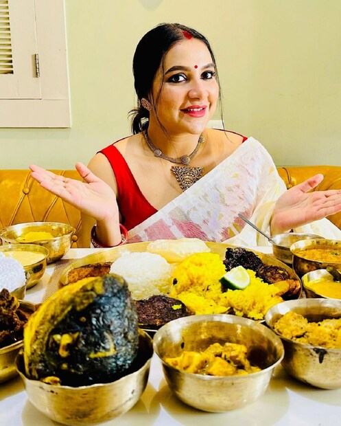 কিছুদিন আগেই নিয়ম মেনে হয়েছে তাঁর সাধভক্ষণ অনুষ্ঠান৷ এই অনুষ্ঠানে সাদা ঢাকাই শাড়ি পরেছিলেন শুভশ্রী৷ 