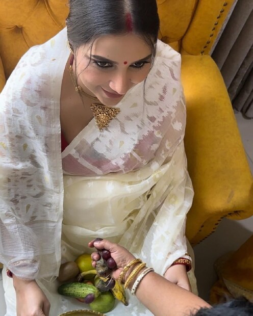 তাঁর কোল আঁচলে ফল দেওয়া থেকে শুরু করে তাঁর প্রিয় পদ সামনে সাজিয়ে দেওয়া, সবই করা হয়৷ 
