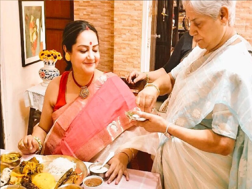 *উল্লেখ্য, গত মে মাসে ম্যাসিভ সেরিব্রাল অ্যাটাক হয় সুদীপা চট্টোপাধ্যায়ের মা দীপালি মুখোপাধ্যায়ের। ৭৪ বছরের মা'কে মাদার্স ডের দিনই কলকাতার বেসরকারি হাসপাতালের আইসিইউ-তে ভর্তি করেন। ছবিঃ সোশ্যাল মিডিয়া। 