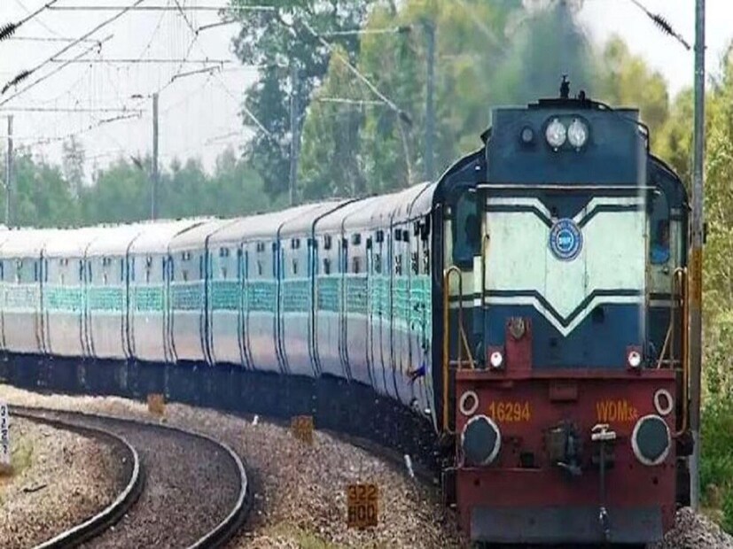স্টেশন মাস্টারের বেতন কাঠামোবেসিক বেতন: ৩৫৪০০ টাকা।
ডিএ: ৪২৪৮ টাকা (১২%)
টিপিএ: ১৮০০ টাকা
ডিএ টিপিএ: ৯০ টাকা