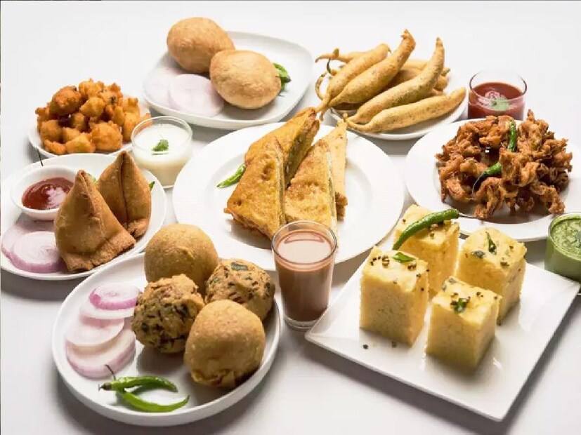 *শুধু বাঙালি নয়, স্ন্যাক্স বা নোনতা ছাড়া এদেশের মানুষ চা খাচ্ছে, এমনটা কল্পনা করাও অসম্ভব। সত্যি কথা বলতে, চায়ের সঙ্গে এই নোনতা জিভের জন্য খুবই ভাল, কিন্তু শরীরের জন্য মোটেও নয়। সংগৃহীত প্রতীকী ছবি।