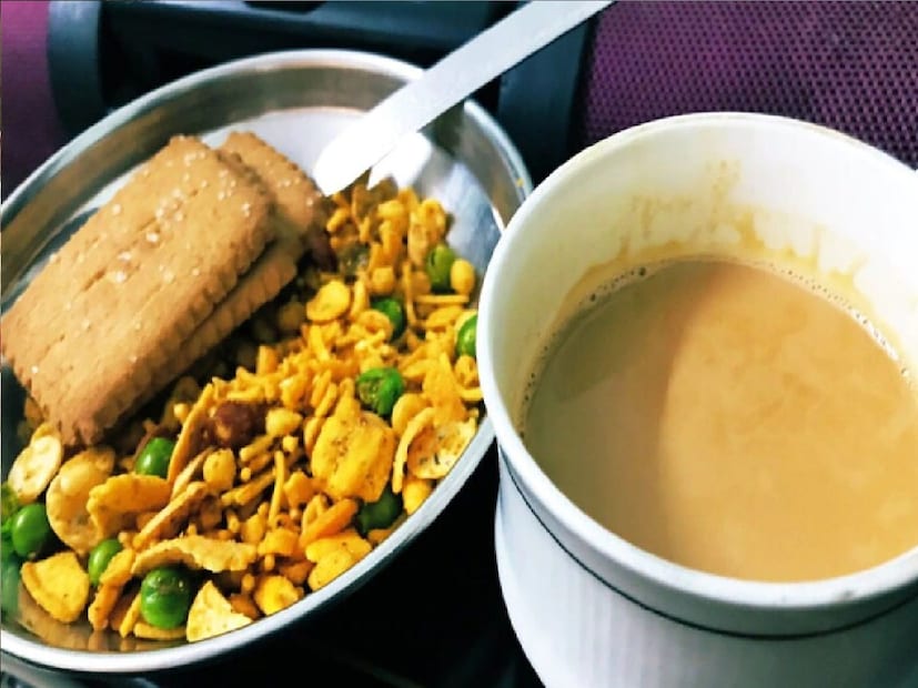 আপনি যদি প্রথমে কোনও পাত্রে টিস্যু পেপার রাখেন এবং তারপর তাতে চিপস বা স্ন্যাকস রাখেন, তাহলে এতে আর্দ্রতা আসবে না এবং জিনিসগুলি মুচমুচে থাকবে।