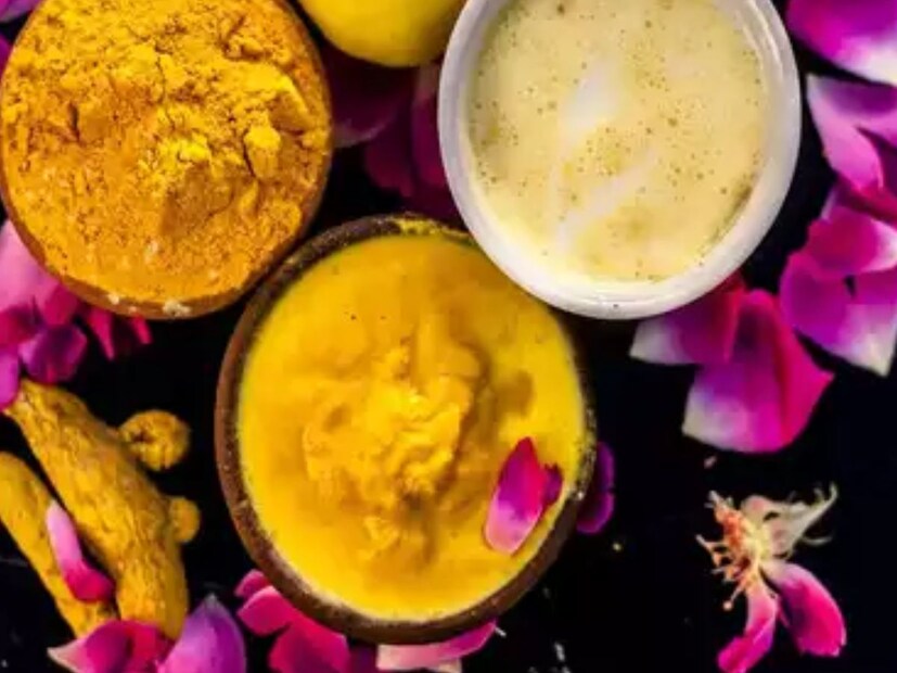অ্যান্টিঅক্সিডেন্ট সমৃদ্ধ কাঁচা হলুদ দীর্ঘস্থায়ী রোগের ঝুঁকি কমাতেও সাহায্য করে। এটি খাওয়ার জন্য, প্রথমে এটি পিষে নিতে হবে। তারপর গরম জলে মিশিয়ে নিতে হবে। এতে মধুও মেশাতে পারেন। এই পানীয়টি নিয়মিত পান করলে শরীর থেকে টক্সিন বের হয়ে যায়। হলুদের এই পানীয়টি ডিটক্স পানীয় হিসেবে কাজ করে।