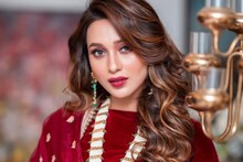 দুবাইতে মাঝ আকাশে বিমান থেকে ঝাঁপ দিলেন মিমি! নায়িকার কাণ্ড দেখে নেটজুড়ে হইচই