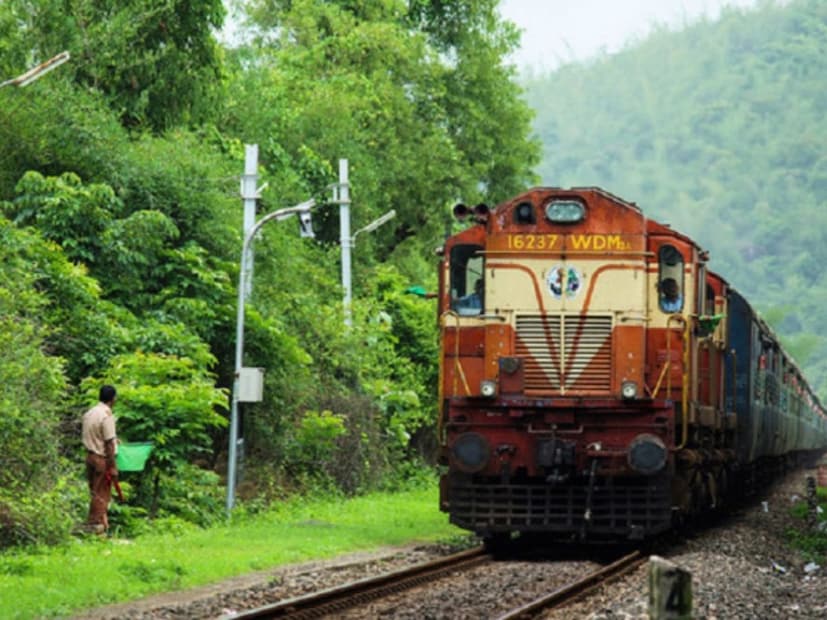 বর্তমানে যাত্রীরা জেনারেল ও স্লিপার ক্লাস বেশি পছন্দ করছেন। উত্তর-পূর্ব সীমান্ত রেলওয়ের টিকিট বিক্রি পরিমাণ দেখলেও তা বোঝা যাচ্ছে। দেখা গিয়েছে যাত্রীদের পছন্দে একটা বিরাট পরিবর্তন এসেছে। 