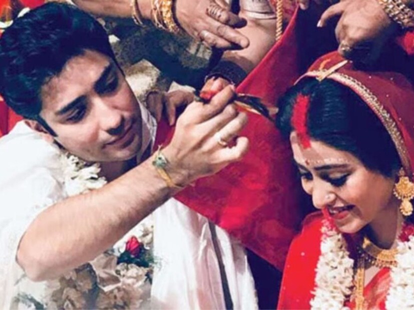 ৭ বছরের প্রেম, ৬ বছরের সংসার জীবনের একাধিক ভালবাসার মুহূর্তের ছবি তাঁদের সোশ্যাল মিডিয়ায় ফুটে উঠেছে। নানা জায়গায় ঘুরে বেড়ানো থেকে শুরু করে একসঙ্গে পর্দায় রোম্যান্স, তাঁরা যেন একে অপরের ছায়াসঙ্গী। আর এবার বাবা-মায়ের ভূমিকায় তাঁরা।