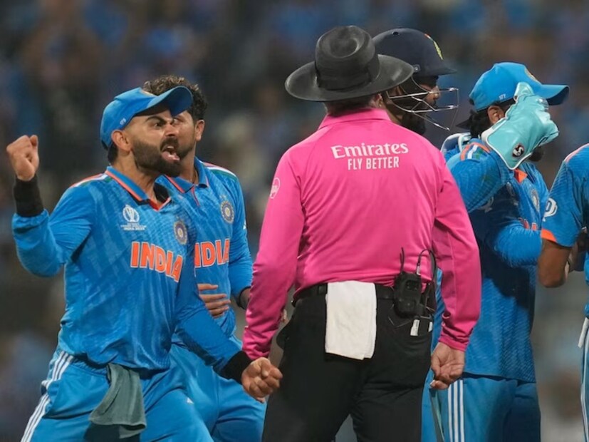 সবটা মিলিয়ে এই দিনটা ছিল ভারতের। সব ভারতীয় মুগ্ধ নয়নে এদিন খেলা দেখছে। আর প্রহর গুনছে জয়ের উল্লাসে ভাসার। সাধারণ মানুষ থেকে তারকা সবারই উন্মাদনা ছিল তুঙ্গে। 