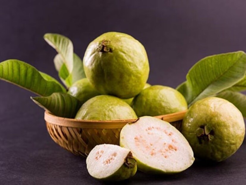 পেয়ারায় থাকে ভিটামিন সি, এ, ই, ফাইবার, আয়রন, ক্যালসিয়াম, ম্যাঙ্গানিজ । প্রতিদিন একটি করে পেয়ারা খেতে পারেন। রোগ প্রতিরোধ ক্ষমতাকে শক্তিশালী বাড়াতে সাহায্য করে। সর্দি-কাশির প্রভাব থেকে রক্ষা পাবেন।