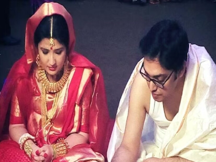 উল্লেখ্য, এর আগে সঙ্গীতশিল্পী অনুপম রায়ের সঙ্গে ঘর বেঁধে ছিলেন পিয়া। প্রায় ৬ বছরের দাম্পত্য জীবন ছিল তাঁদের, ২০২১ সালে বিচ্ছেদ হয়।