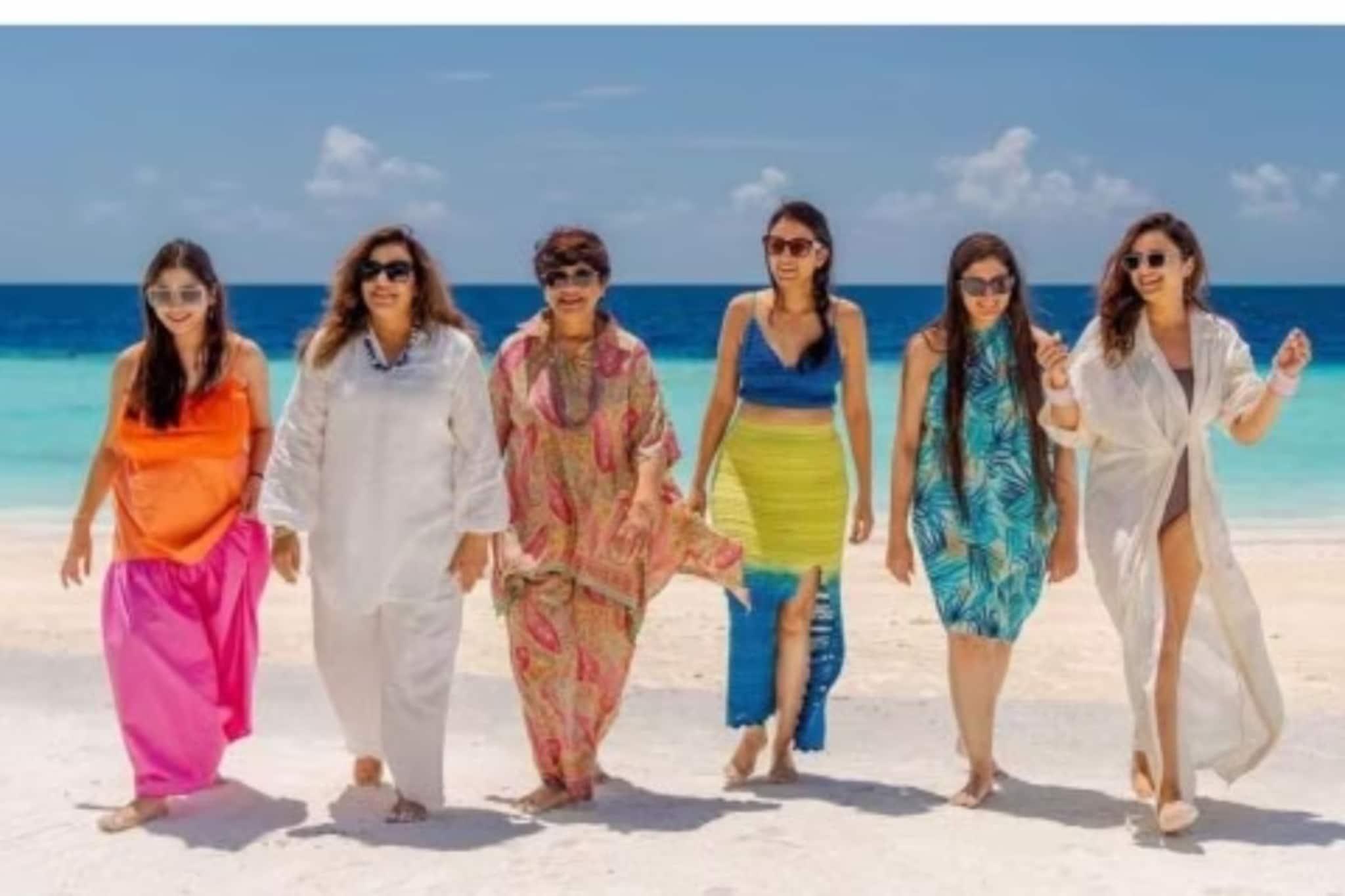 রাঘব নয়, মলদ্বীপে কাদের সঙ্গে পরিণীতি? বিচ ওয়্যারে ভাইরাল নববধূর ছবি!