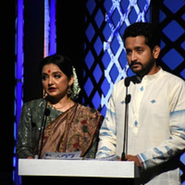 তবে, এবার সঞ্চালনায়ও থাকছে নতুন মুখ। প্রতিবছর পরমব্রত চট্টোপাধ্যায় ও জুন মালিয়ার একসঙ্গে এই দায়িত্ব পালন করতে দেখা যায়।