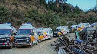সুড়ঙ্গের বাইরে তৈরি রাখা হয়েছে অ্যাম্বুল্যান্স৷ ছবি- পিটিআই
