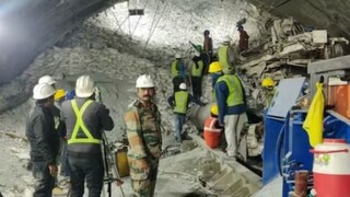 গত প্রায় এক সপ্তাহ ধরে উত্তরকাশীতে সুড়ঙ্গে আটকে রয়েছেন শ্রমিকরা। তাঁদের উদ্ধারের কাজ অনেকটাই অগ্রসর হল। অবশেষে সোমবার ৬ ইঞ্চি চওড়া একটি বিকল্প পাইপ সুড়ঙ্গ ভেদ করে পাঠানো গিয়েছে আটকে পড়া ৪১ জন শ্রমিকের কাছে।