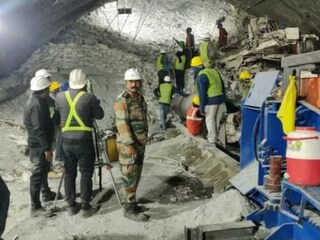 গত প্রায় এক সপ্তাহ ধরে উত্তরকাশীতে সুড়ঙ্গে আটকে রয়েছেন শ্রমিকরা। তাঁদের উদ্ধারের কাজ অনেকটাই অগ্রসর হল। অবশেষে সোমবার ৬ ইঞ্চি চওড়া একটি বিকল্প পাইপ সুড়ঙ্গ ভেদ করে পাঠানো গিয়েছে আটকে পড়া ৪১ জন শ্রমিকের কাছে।