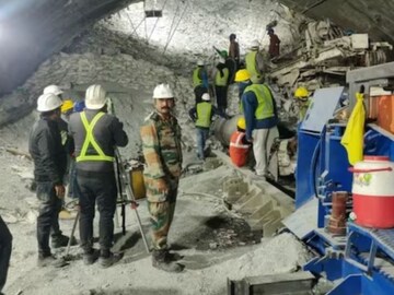 গত প্রায় এক সপ্তাহ ধরে উত্তরকাশীতে সুড়ঙ্গে আটকে রয়েছেন শ্রমিকরা। তাঁদের উদ্ধারের কাজ অনেকটাই অগ্রসর হল। অবশেষে সোমবার ৬ ইঞ্চি চওড়া একটি বিকল্প পাইপ সুড়ঙ্গ ভেদ করে পাঠানো গিয়েছে আটকে পড়া ৪১ জন শ্রমিকের কাছে।