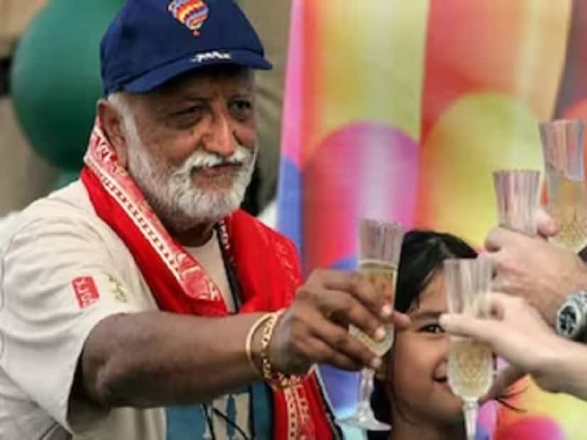 বিজয়পত সিংহানিয়ার নেতৃত্বে রেমন্ড কোম্পানি এক সময় কোটি কোটি টাকার ব্যবসা গড়ে তোলে। একটা সময় রেমন্ড ভারতে অন্যতম পোশাকের ব্র্যান্ডের মধ্যে নিজের নাম করে নিয়েছিল। রেমন্ডের পাশাপাশি মালিক বিজয়পতও ভারতে ব্যবসায়ী মহলে নিজের স্থায়ী জায়গা করে নিয়েছিলেন। কিন্তু আজ সেই ব্যবসায়ী তারকার ক্ষয়ের যুগ।