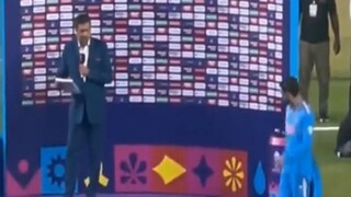 পুরস্কার নেওয়ার পর এটা কী করলেন বিরাট? অবাক হয়ে গেলেন রবি শাস্ত্রীও (Screengrab) পুরস্কার নেওয়ার পর এটা কী করলেন বিরাট? অবাক হয়ে গেলেন রবি শাস্ত্রীও (Screengrab)