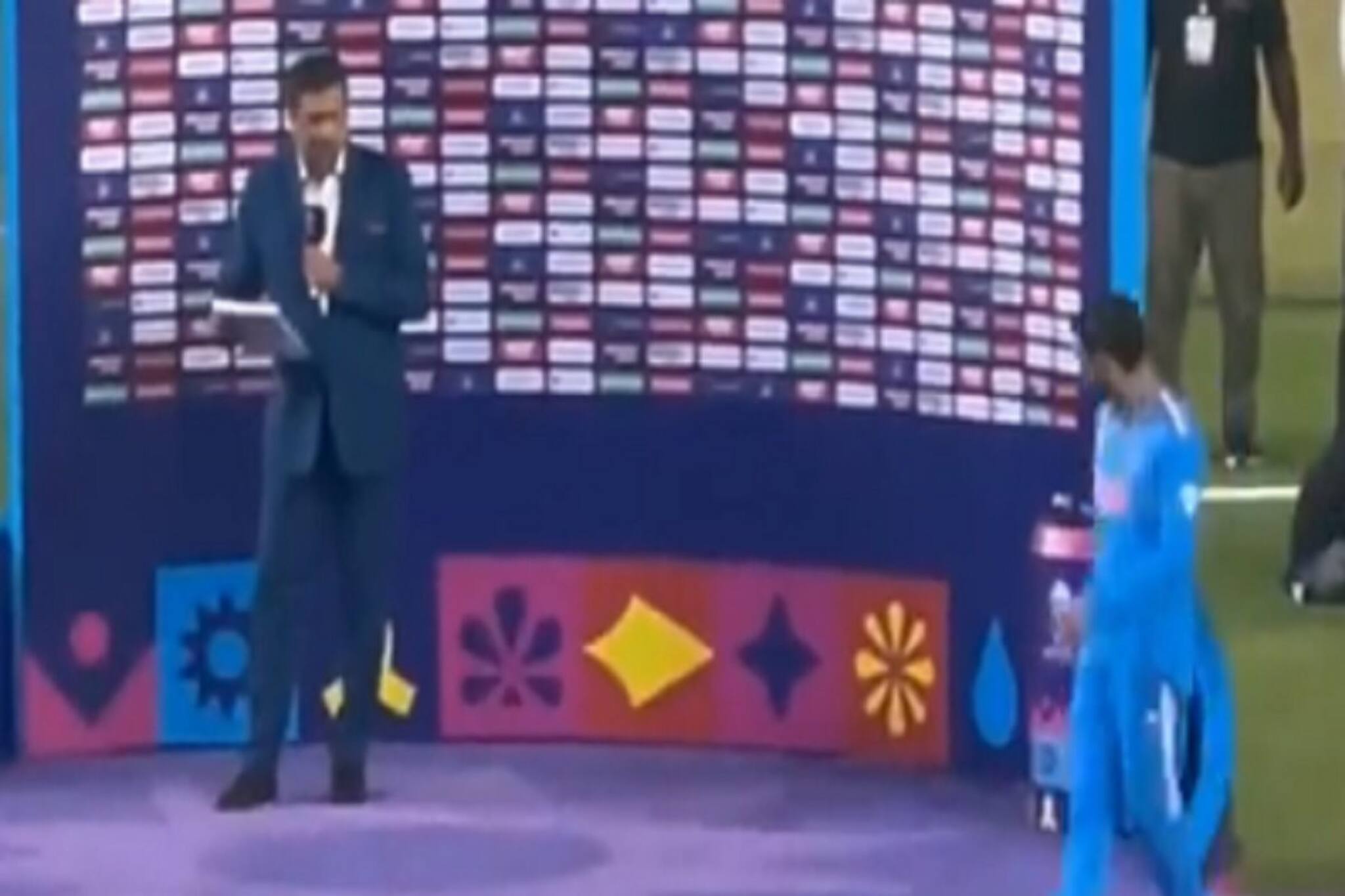 পুরস্কার নেওয়ার পর এটা কী করলেন বিরাট? অবাক হয়ে গেলেন রবি শাস্ত্রীও