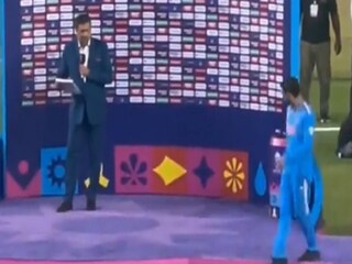 পুরস্কার নেওয়ার পর এটা কী করলেন বিরাট? অবাক হয়ে গেলেন রবি শাস্ত্রীও (Screengrab)