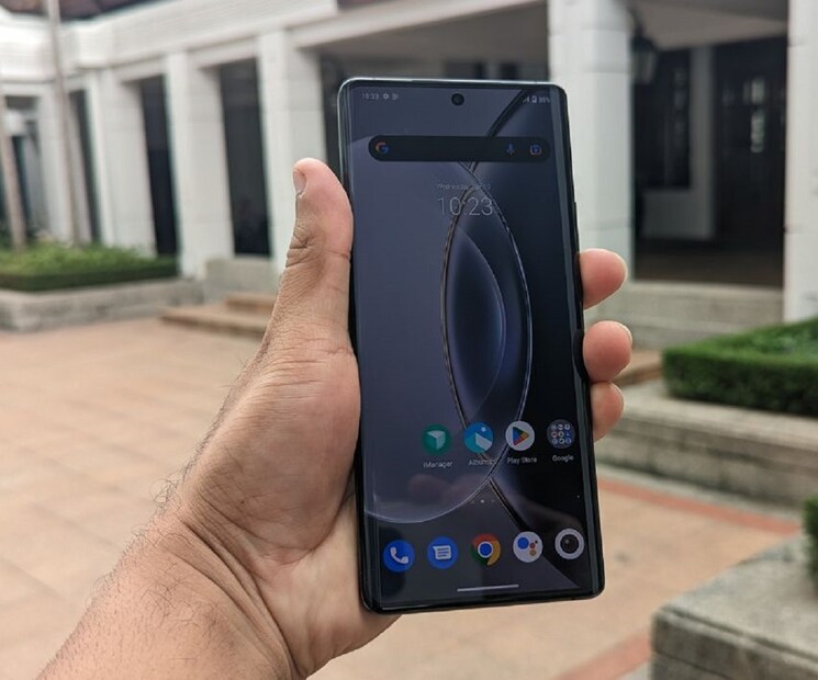 Vivo X90 Pro - Vivo X90 Pro এই সেগমেন্টের একটি নির্দিষ্ট প্রতিযোগী। কারণ এর বহুমুখী Zeiss অপটিক্স লেন্স, যাতে কম-আলোতে উচ্চ-মানের ফটোগুলির জন্য ১-ইঞ্চির সেন্সর রয়েছে৷ সঙ্গে X90 Pro-তে একটি চামড়ার ফিনিশ, পিছনে একটি বিশাল ক্যামেরা মডিউল এবং একটি দ্রুত-চার্জিং ব্যাটারি রয়েছে।