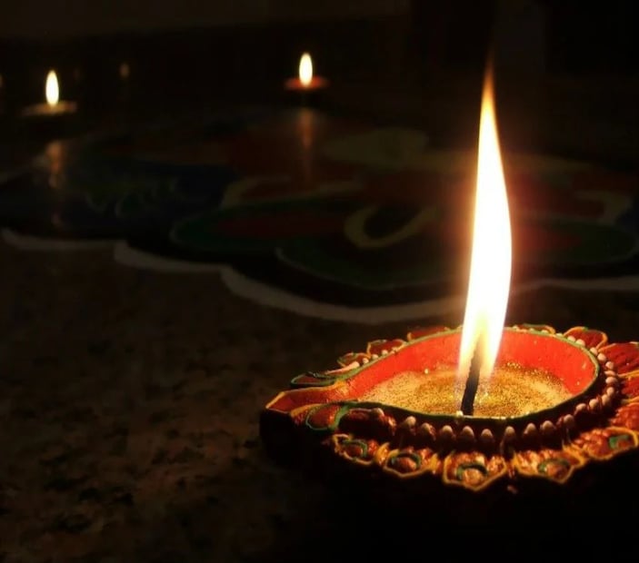 পরিবারের সব সদস্য বাড়িতে ফেরার পর বাড়ির বাইরে দক্ষিণ কোণে জ্বেলে দিন যম দীপক। কারণ এই দীপ প্রজ্বলনের পর কারওর বাড়ি থেকে বাইরে বার হওয়া নিষিদ্ধ। 