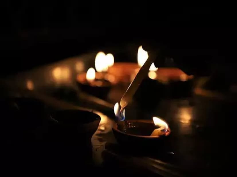 বাড়ির দক্ষিণ কোণে যমদেবতার উদ্দেশে প্রজ্বলিত করা হয় এই দীপ। তবে যমের দীপ কখনওই বাড়ির ভিতের প্রজ্বলন করবেন না। তাহলে জীবনে বাধা বিঘ্ন নেমে আসতে পারে।