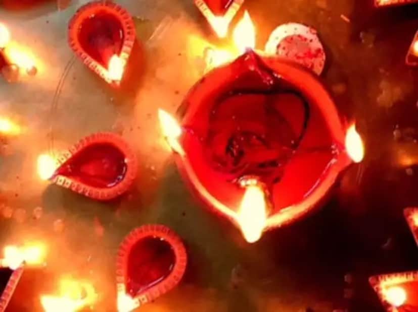 অনেক পরিবারে ধনত্রয়োদশীতে পালন করা হয় ছোটি দিওয়ালি। আবার অনেক পরিবারে প্রজ্বলিত হয় যম দীপক।