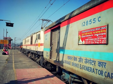 ধানবাদে ভয়াবহ দুর্ঘটনা থেকে বাঁচল দিল্লীগামী ট্রেন!
