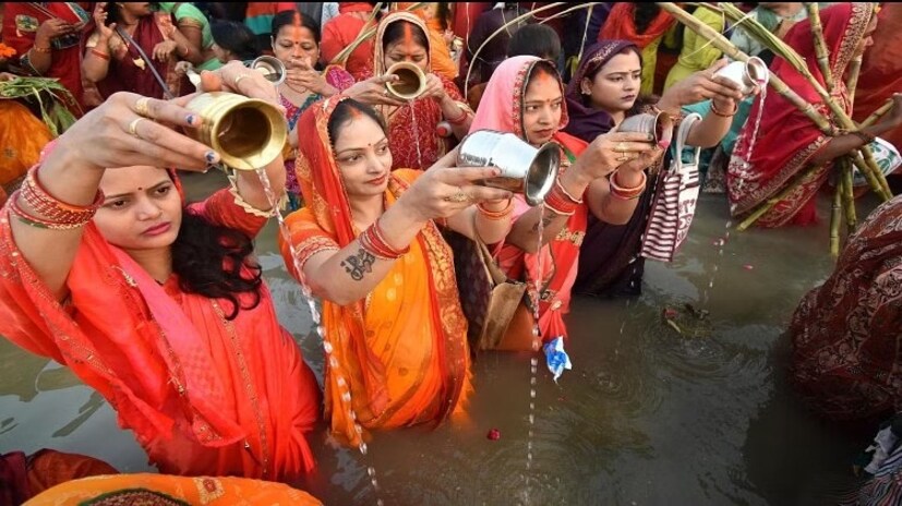 ১৯ নভেম্বর ছটপুজো রবিবার পড়েছে। তাই রবিবারের বদলে সোমবার অর্থাৎ ২০ নভেম্বর ছুটি দেওয়া হয়েছে। ফলে খুশি সরকারি কর্মচারীরাও।