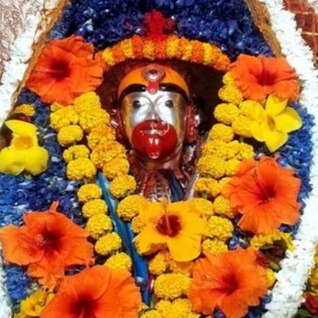 এদিন সকাল থেকেই তারাপীঠ মন্দিরের সামনে লম্বা লাইন দেখা যায়৷ রাজ্যের বিভিন্ন প্রান্ত থেকে ভক্ত সমাগম হয় এখানে৷