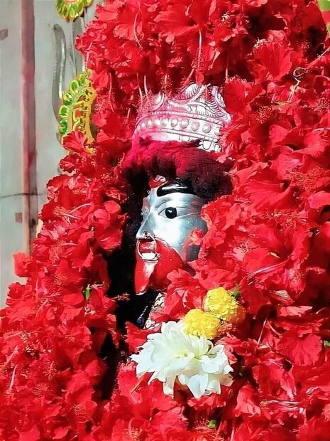 তারাপীঠ মন্দিরে সোমবার দুপুরে সাদা অন্ন, পোলাও, পাঁচরকম ভাজা-সহ ভোগ নিবেদন করা হয় মা তারাকে৷