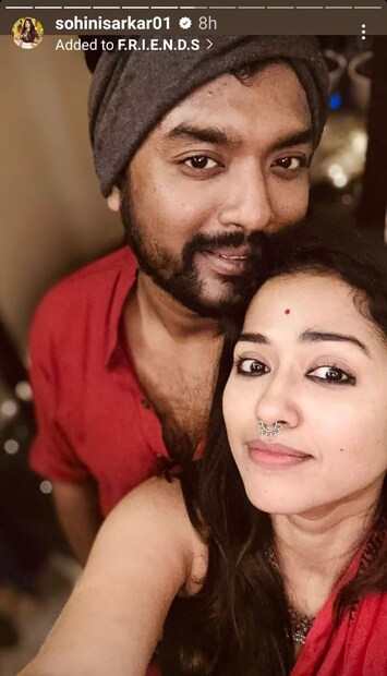 শোভন-সোহিনী: বহুদিন ধরেই শোভন গঙ্গোপাধ্যায় ও সোহিনী সরকারের সম্পর্ক নিয়ে টলিপাড়ার অন্দরে কানাঘুঁসো শোনা যাচ্ছিল। তবে এবার রাখঢাক ছেড়ে একসঙ্গে দীপাবলি কাটালেন গায়ক এবং নায়িকা। দু'জনে রংমিলান্তি করে পোশাকও পরেছিলেন। 