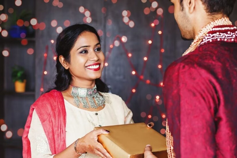 কার্তিক মাসের শুক্ল পক্ষের দ্বিতীয়া তিথিতে পালনীয় এই পার্বণে কিছু রীতি নীতি আছে৷ সেগুলি মেনে চললে মঙ্গল হয় ভাই এবং বোন, উভয় পক্ষেরই৷
