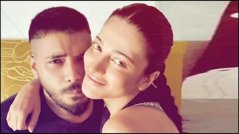 হামেশাই শান্তনুর সঙ্গে নিজের কোয়ালিটি টাইম কাটানোর মুহূর্ত শেয়ার করেন শ্রুতি হাসান৷ তবে কবে বিয়ের পিঁড়িতে বসছেন তারকা জুটি? তা নিয়ে জল্পনা শুরু হয়েছে নেটদুনিয়ায়৷ তবে বিয়ের প্রসঙ্গ উঠতেই এবার মুখ খুললেন নায়িকা৷