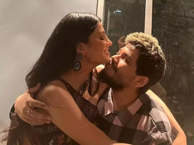 সম্পর্ক নিয়ে বলতে গেলে তিনি বলেন, আমরা কোনও সামাজিক নিয়মের মানি না৷ লোকে কী ভাবছে আমাদের বিয়ে নিয়ে তা নিয়েও ভাবি না৷ আমরা যতক্ষণ ভাল বন্ধু আছি, একে অন্যের পাশে আছি, একে অন্যকে সম্মান করছি, ততক্ষণ কোনও সমস্যা হচ্ছে না৷ উল্লেখ্য, শ্রুতিকে 'সালার পার্ট ১'-ছবিতে প্রভাসের সঙ্গে দেখা যাবে৷ এছাড়াও হলিউড ছবি 'দ্য আই'-তেও দেখা যাবে শ্রুতি হাসানকে৷