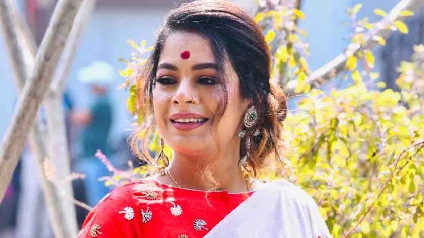 নিজের মনের মানুষ নীলাঞ্জন ঘোষের সঙ্গে আপাতত  সুখের সংসার করছেন গায়িকা। বিয়ের পর থেকে যেন আরও বেশি ব্যস্ত হয়ে পড়েছেন নায়িকা। নিজের কাজ নিয়ে এক্সপেরিমেন্ট করে চলেছেন গায়িকা৷