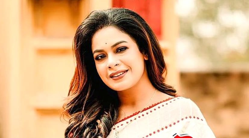 সম্প্রতি সোশ্যাল মিডিয়ায় নিজের সমস্যার কথা জানিয়েছেন গায়িকা৷ বাংলাদেশে গিয়েই বিপদ হয়েছে ইমনের৷ শো-এর জন্যই হয়তো ওপার বাংলায় গেছেন তিনি৷ কিন্তু তা বলে বিশ্বকাপ ফাইনাল মিস কোনওভাবেই করা যাবে না৷ তবে খেলা শুরু হওয়ার আগে অচল হয়েছে গায়িকার মোবাইলের অ্যাপ৷