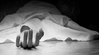 রাতে হঠাৎ বৃদ্ধার ঘর থেকে বিকট আওয়াজ, দৌড়ে যেতেই যা দেখল প্রতিবেশীরা...! রাতে হঠাৎ বৃদ্ধার ঘর থেকে বিকট আওয়াজ, দৌড়ে যেতেই যা দেখল প্রতিবেশীরা...!